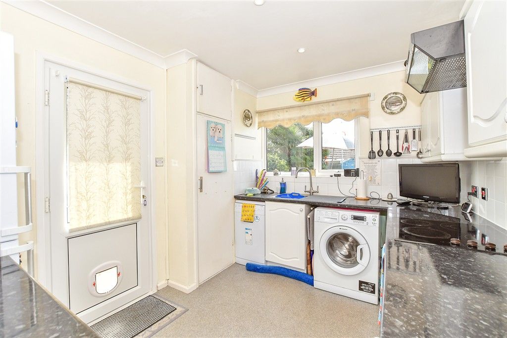 Property photo 3 of 11 Kitchen