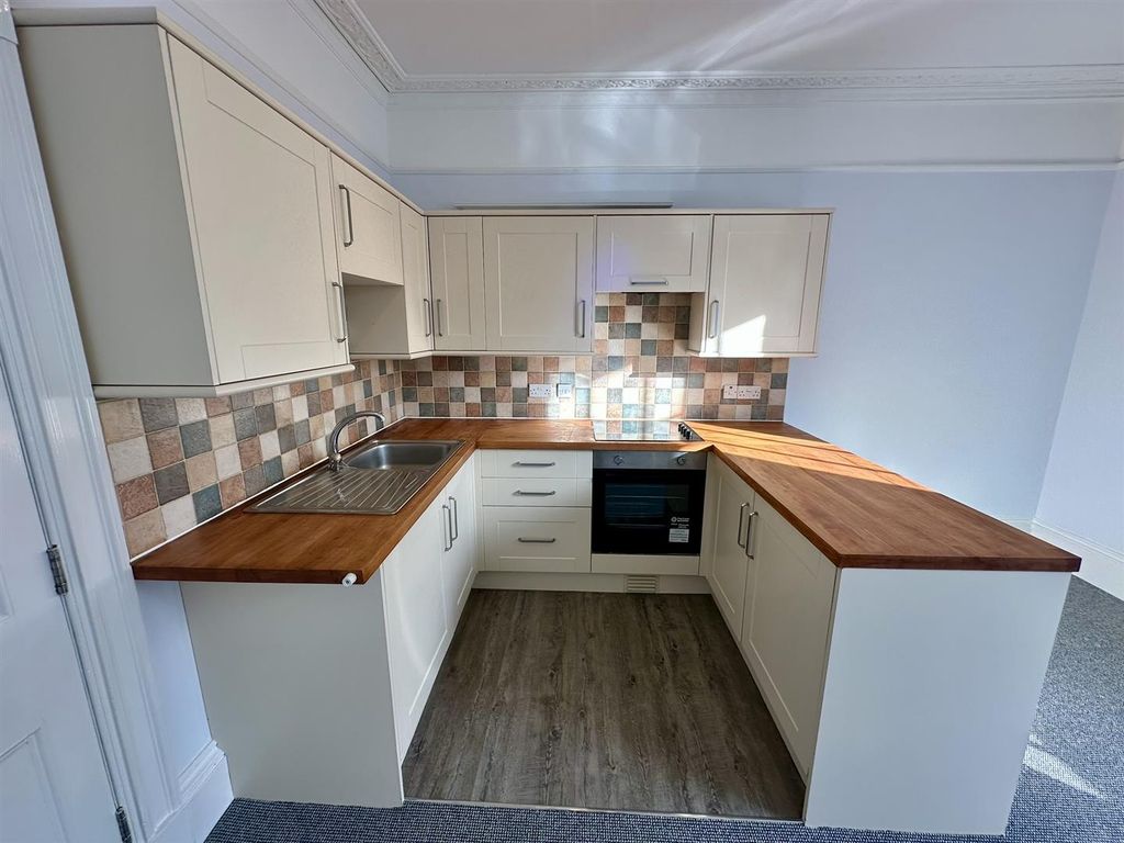 Property photo 3 of 8 Kitchen (1/3)