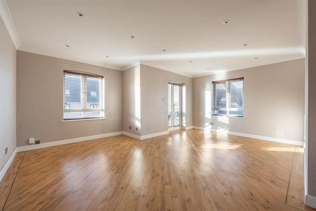 Property photo 2 of 25 Epping New Road, Ig9