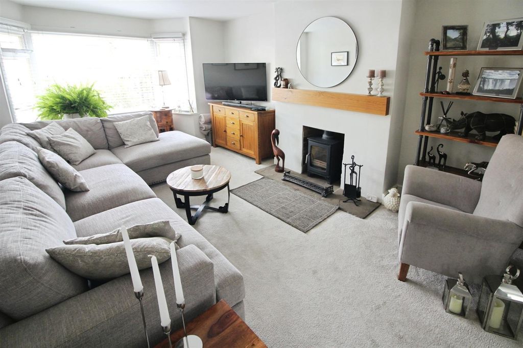 Property photo 2 of 17 Lounge