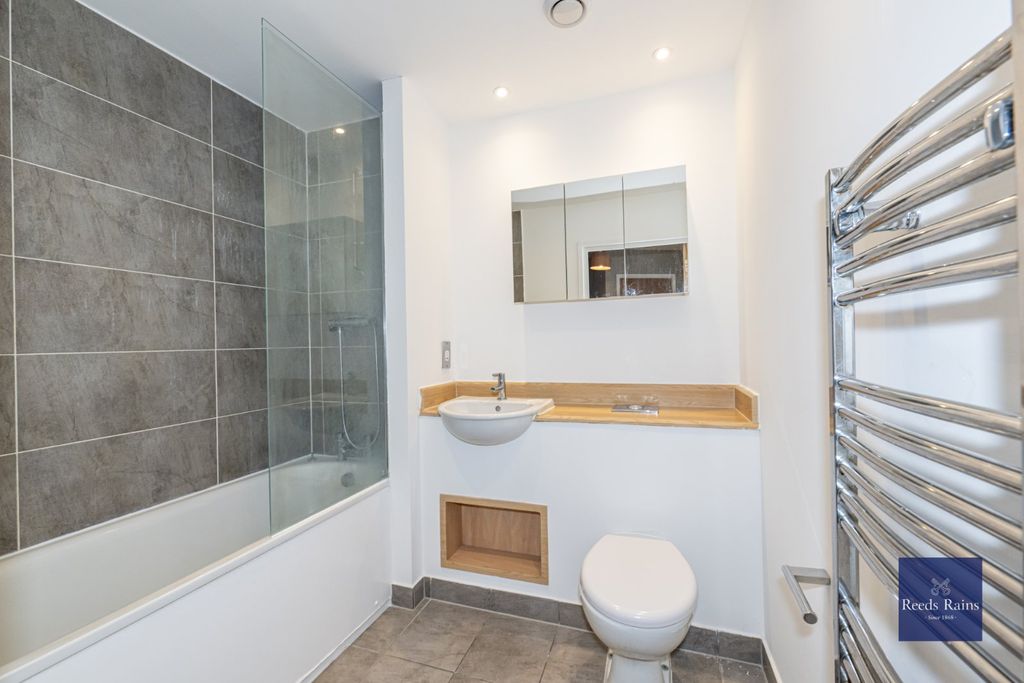 Property photo 3 of 12 Bathroom