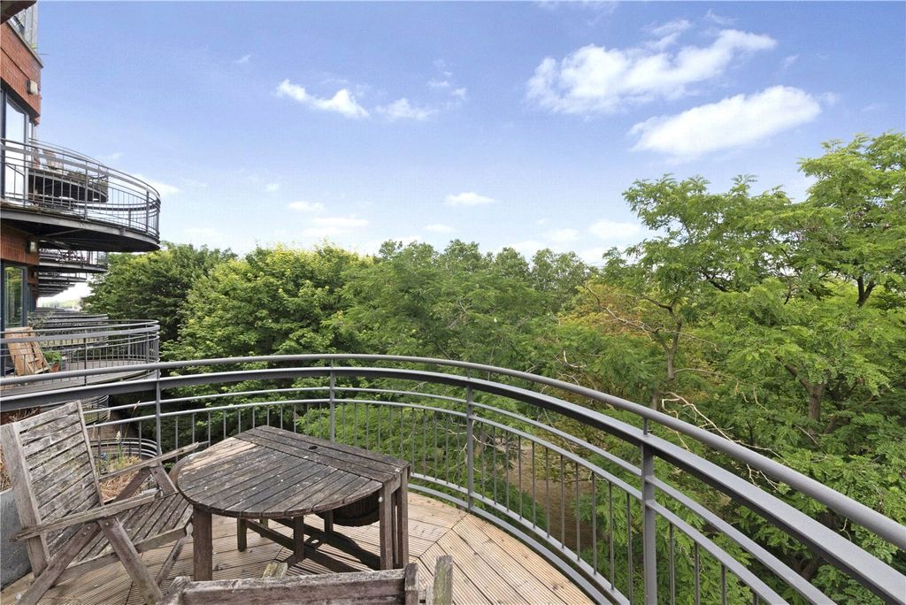 Property photo 3 of 7 Balcony