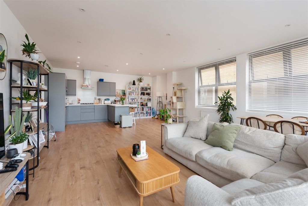 Property photo 2 of 19 Wraik Hill, Whitstable