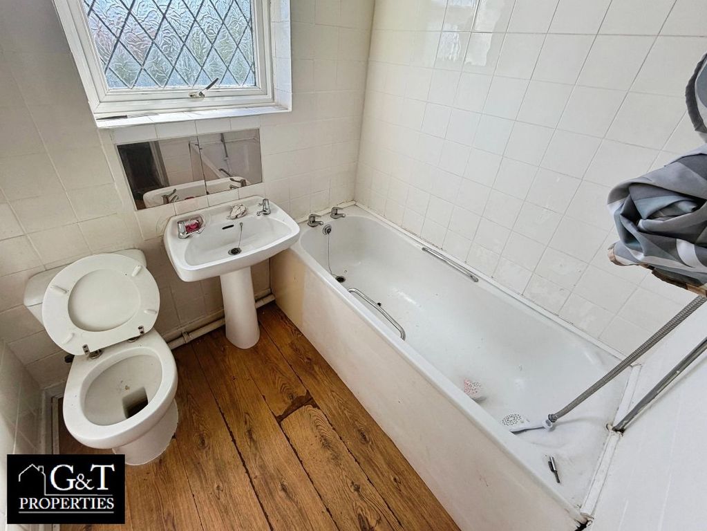 Property photo 3 of 9 Bathroom