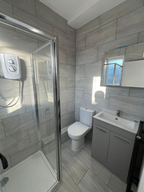 Property photo 2 of 7 Shower