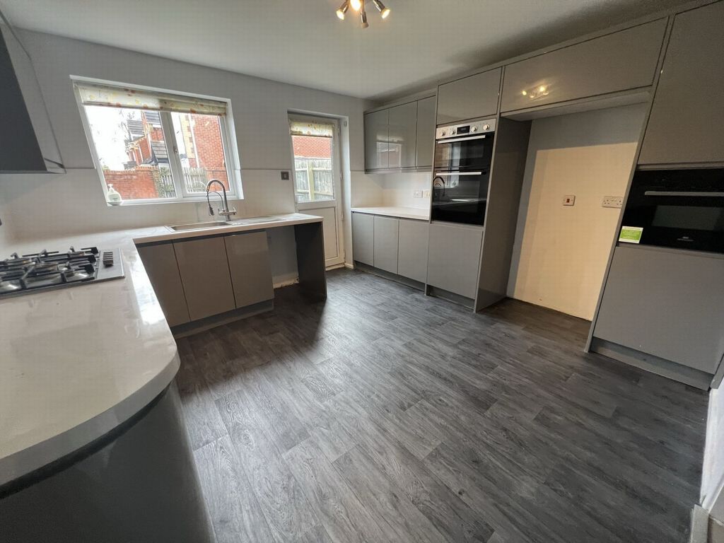 Property photo 3 of 12 Kitchen