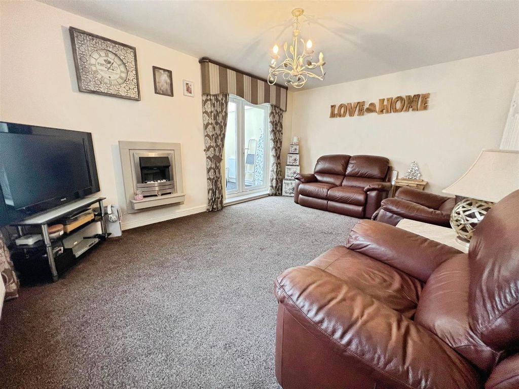 Property photo 3 of 23 Lounge