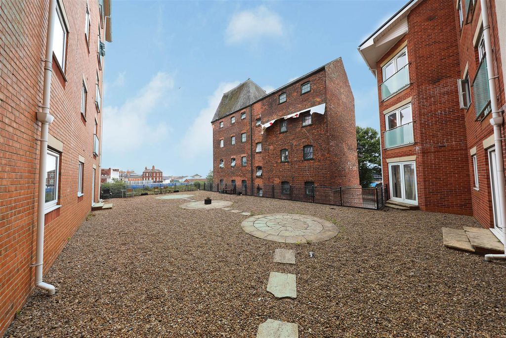 Property photo 3 of 17 Outside