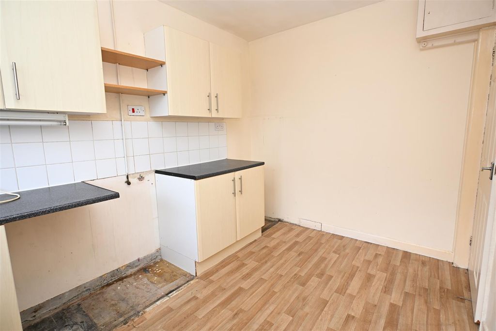 Property photo 3 of 10 Kitchen