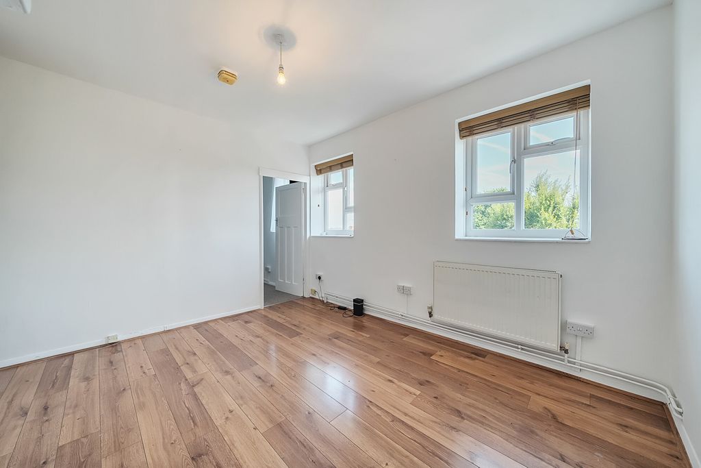 Property photo 2 of 20 1341057-11-689B24...