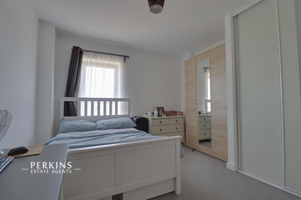 Property photo 3 of 7 Bed 1.Jpg