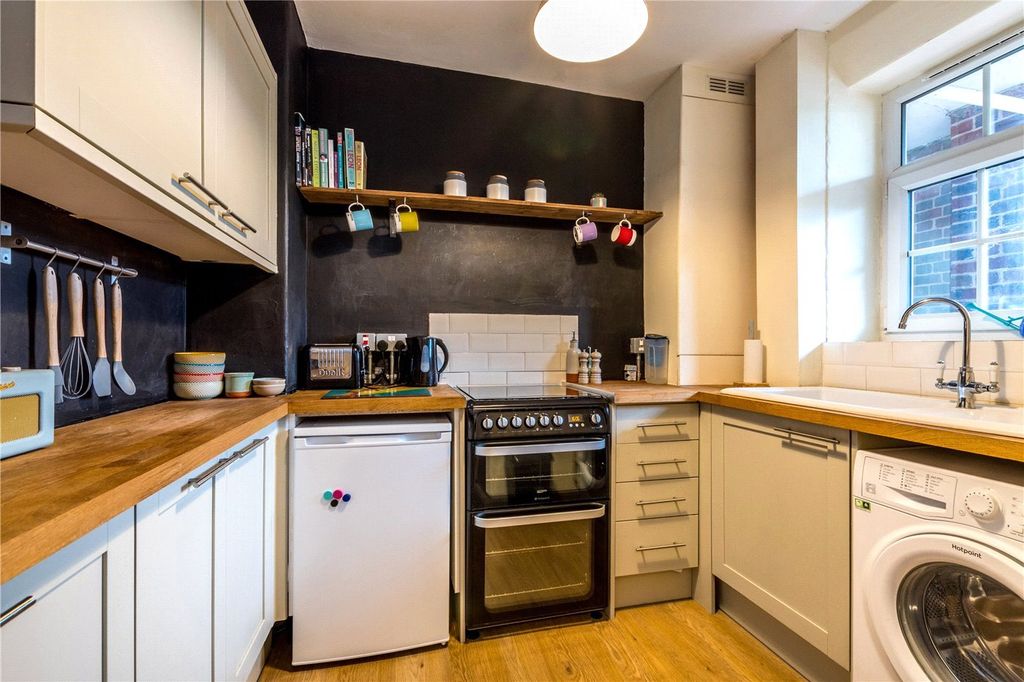 Property photo 3 of 9 Kitchen