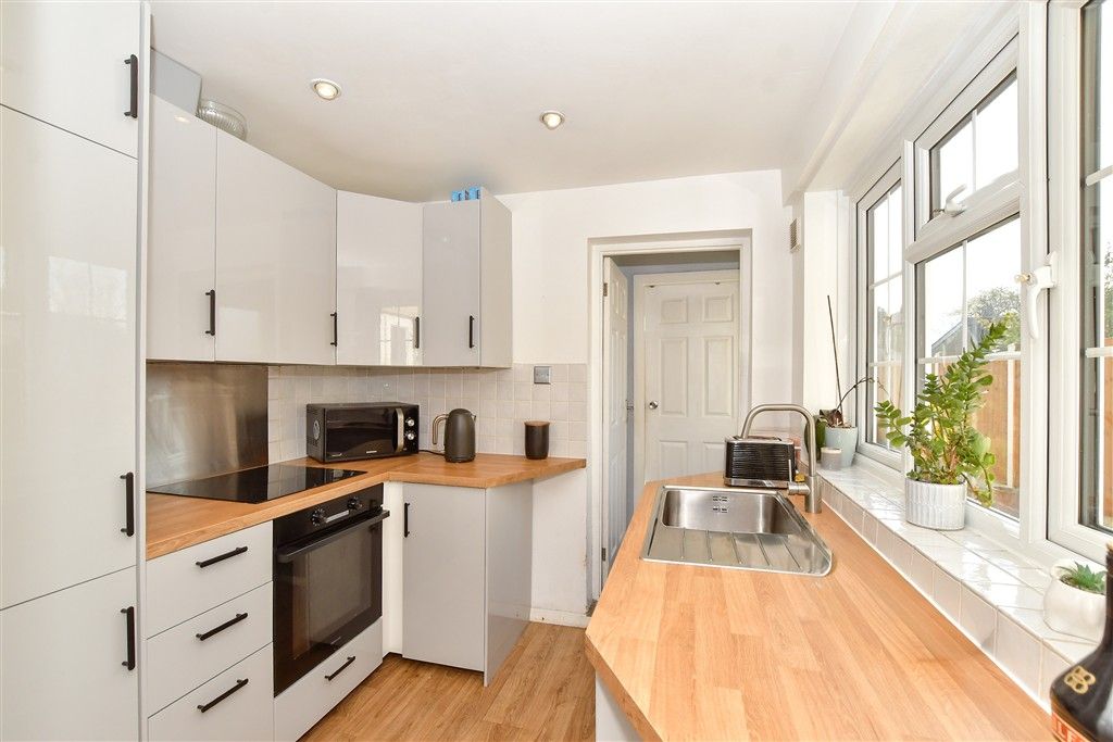 Property photo 3 of 11 Kitchen