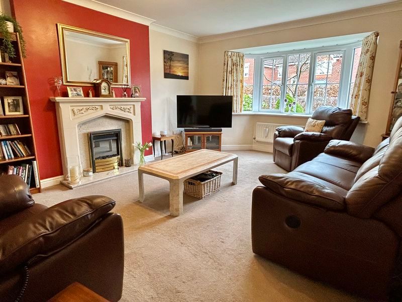 Property photo 3 of 28 Lounge