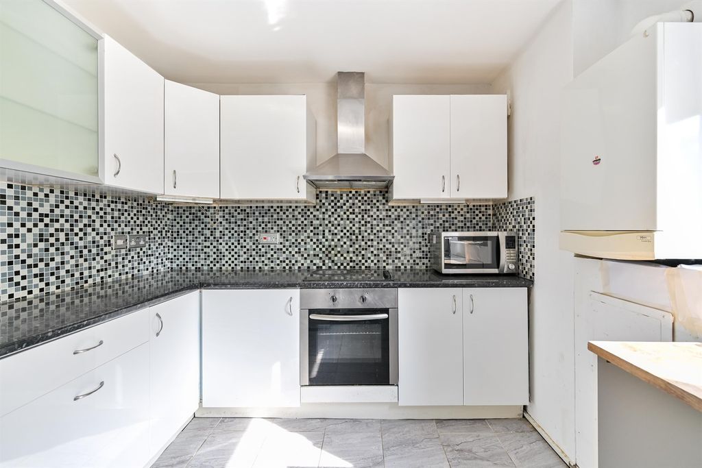 Property photo 2 of 9 Kitchen