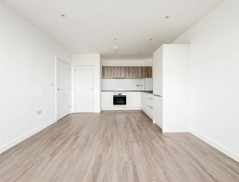 Property photo 3 of 15 Living Room / Kitchen