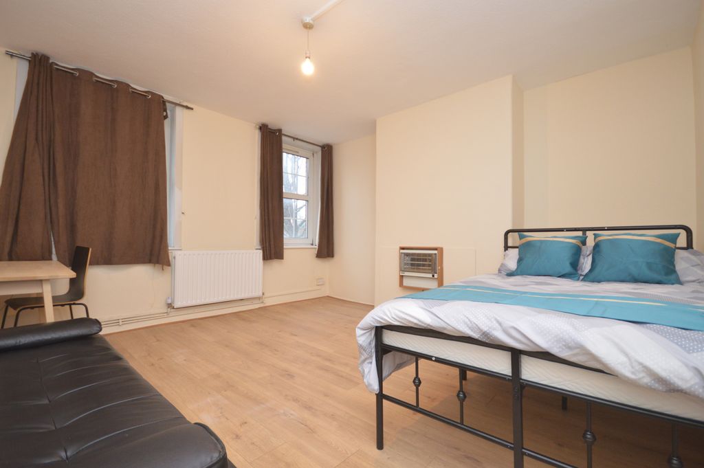 Property photo 1 of 6 Double Room To Rent In Flat Share