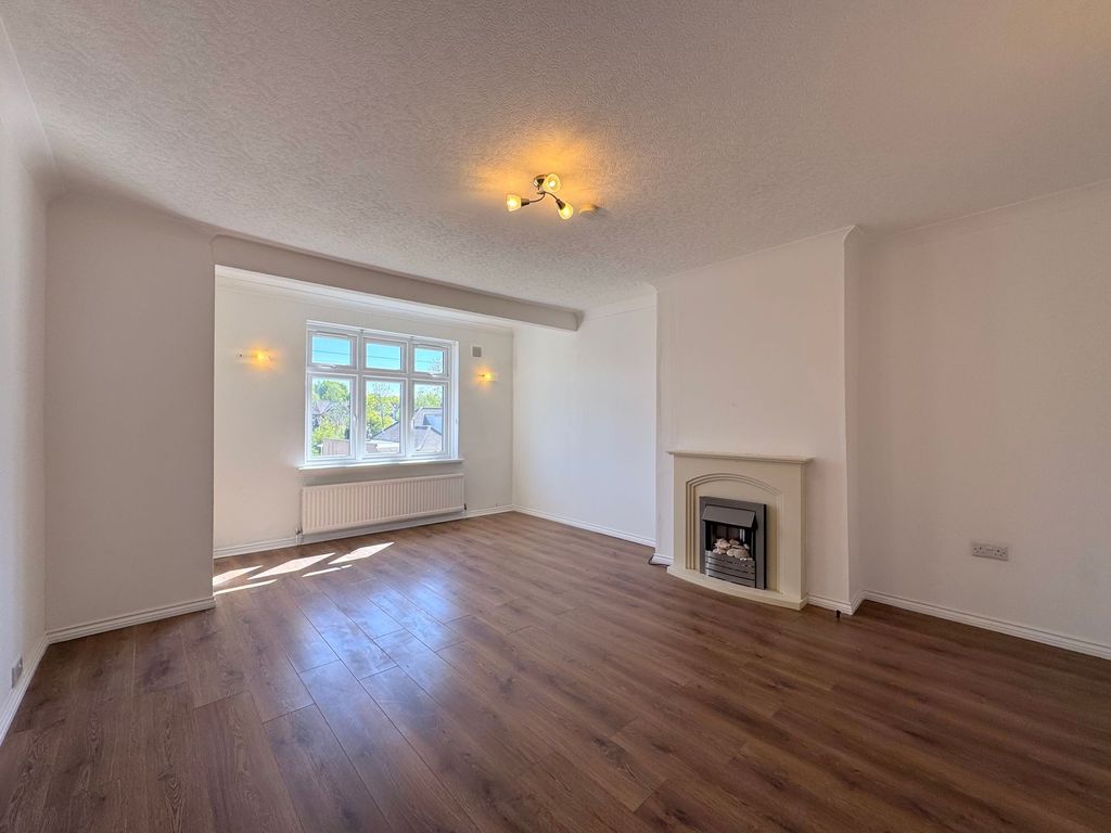 Property photo 2 of 10 Lounge/Dining Area