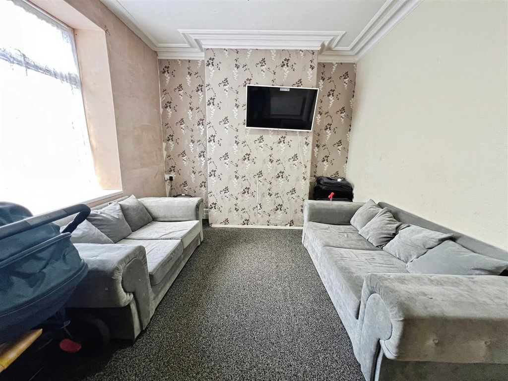 Property photo 3 of 18 Lounge