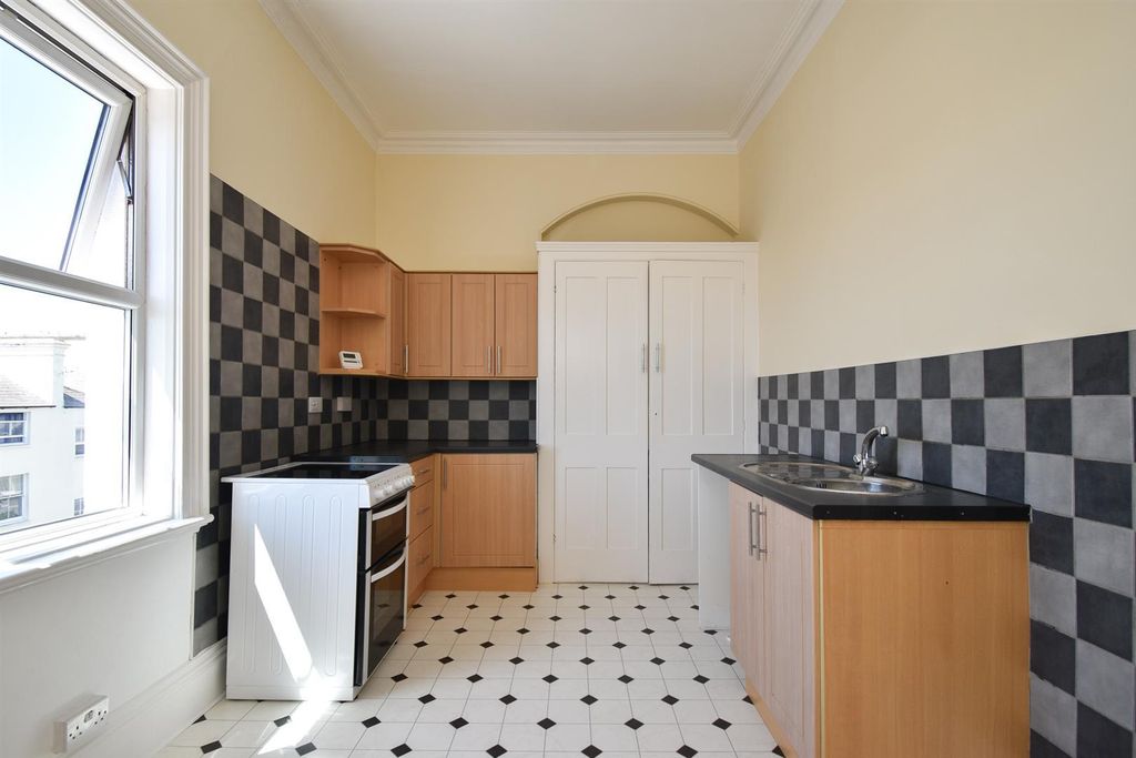 Property photo 2 of 11 Kitchen