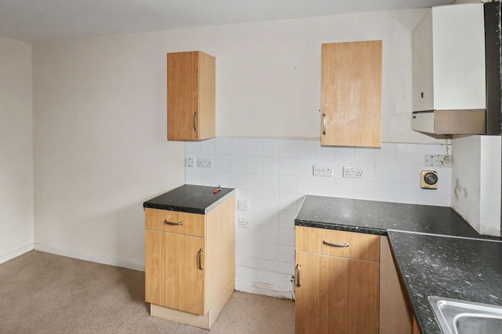 Property photo 3 of 18 32 Shelley Grove, Bradford, West Yorkshire, Bd8 0Jz