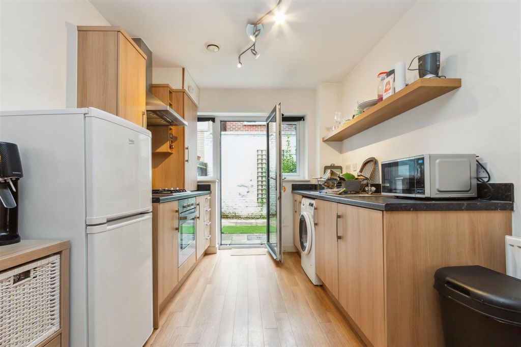 Property photo 3 of 9 F8 122 Tooting High Street, London Kitchen 2.Jpg
