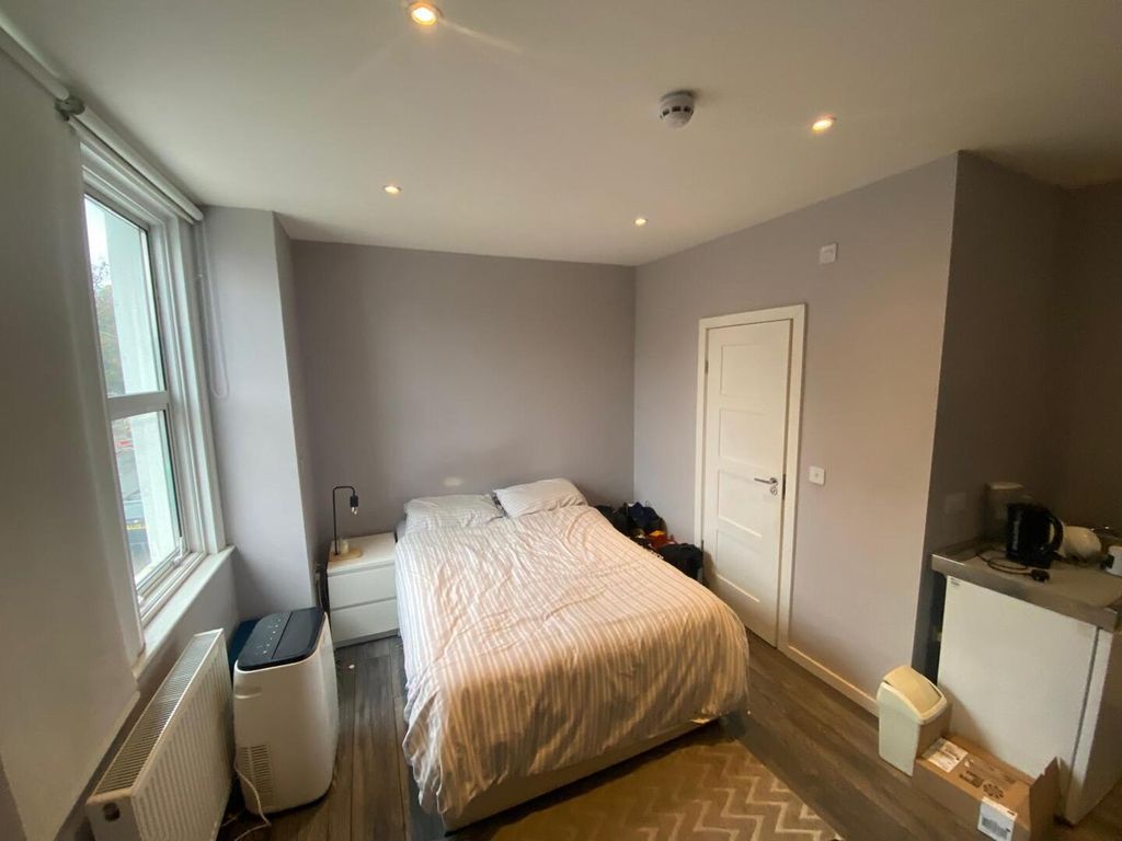 Property photo 3 of 6 Bedroom