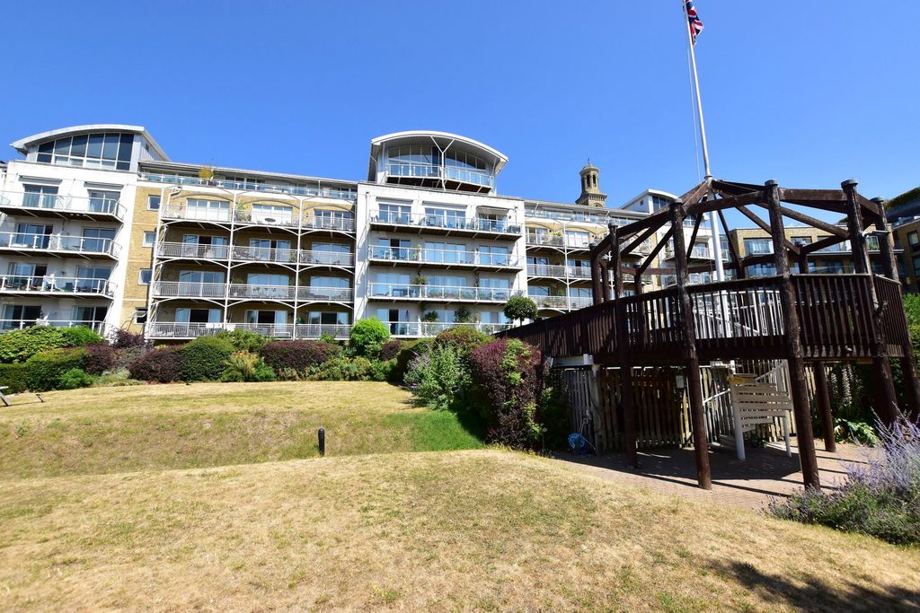 2 bed flat for saleKew Bridge Road, Brentford TW8