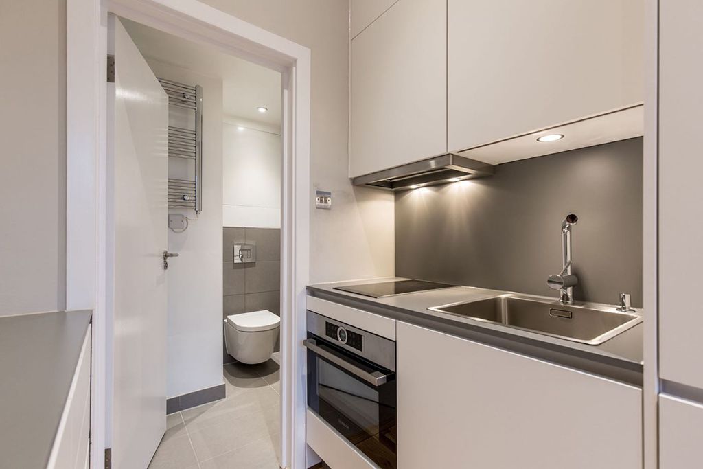 Property photo 2 of 16 Bathroom