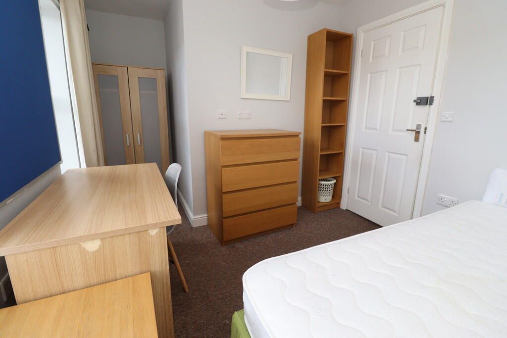 Property photo 3 of 8 Bed 1