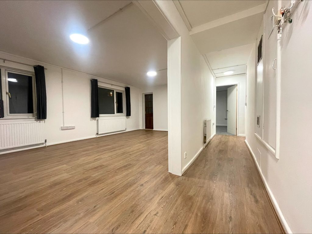 Property photo 3 of 23 Picture No. 18