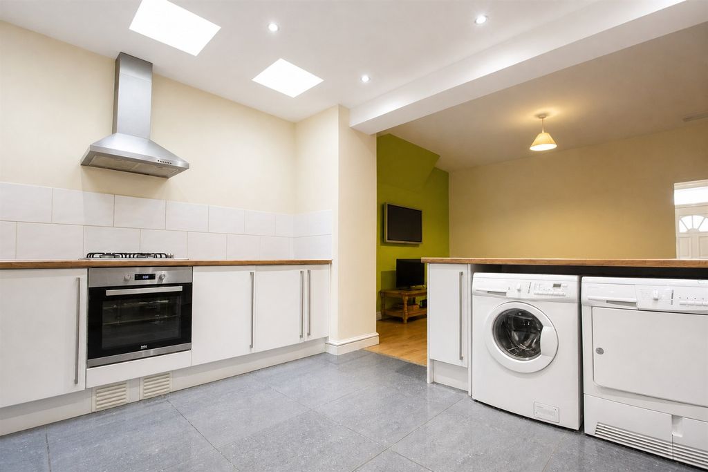 Property photo 3 of 12 Approach