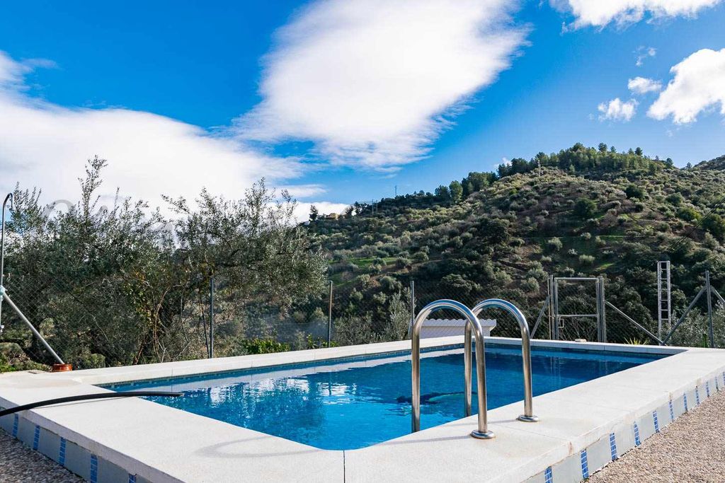 Property photo 2 of 27