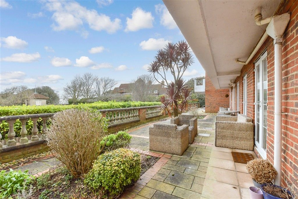 Property photo 1 of 11 Communal Gardens