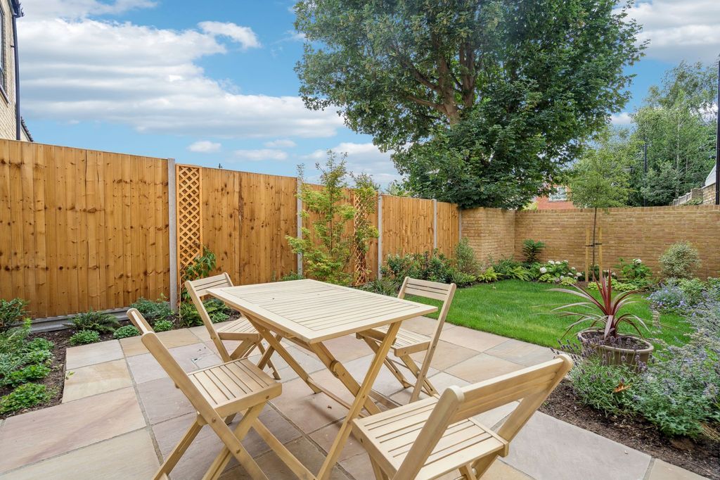 Property photo 2 of 16 Garden