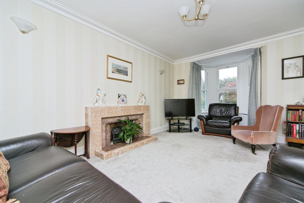 Property photo 2 of 25