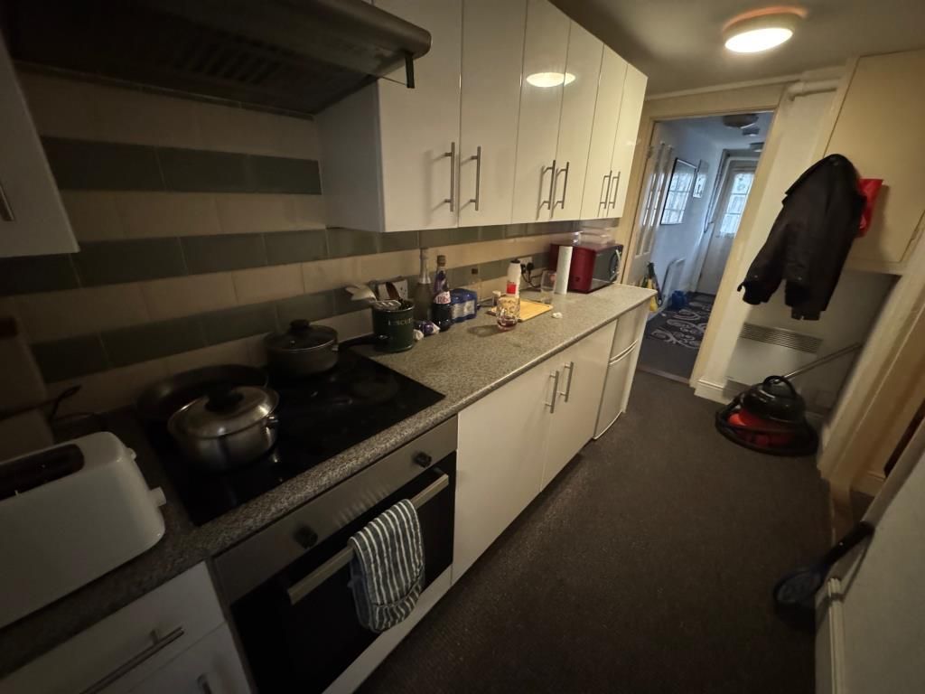 Property photo 3 of 10 Basement Flat - Kitchen