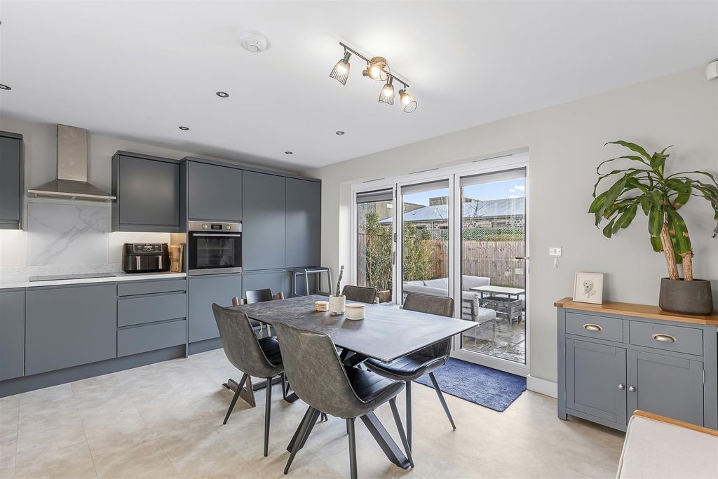 Property photo 2 of 24 Dining Kitchen