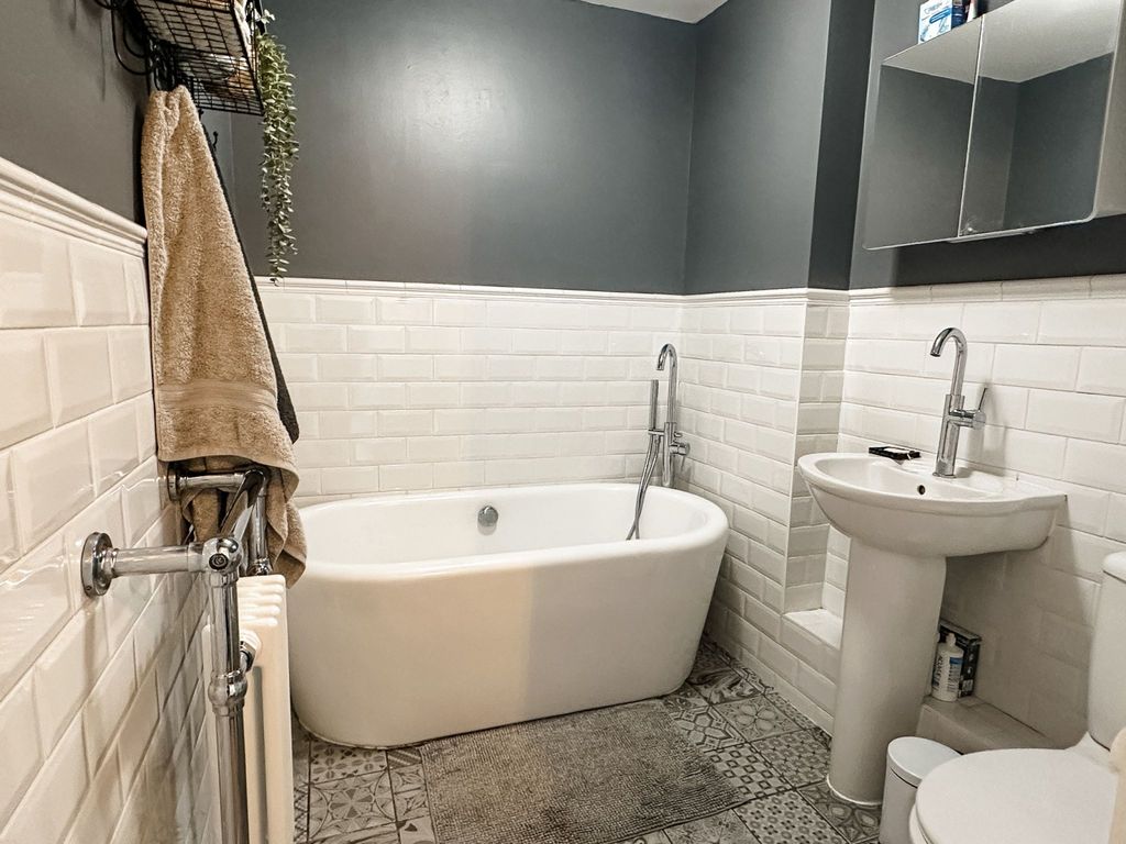 Property photo 2 of 18 Bathroom