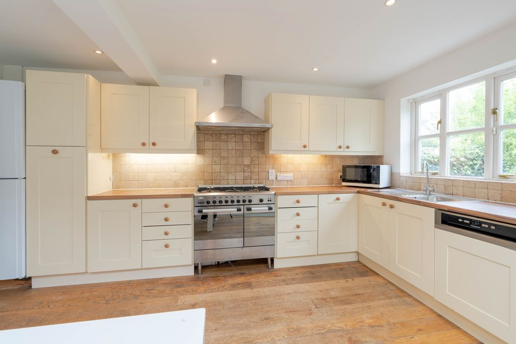 Property photo 3 of 17 Kitchen