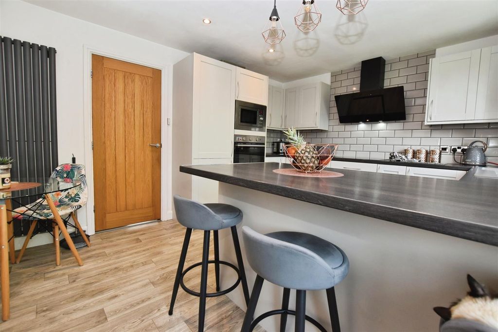 Property photo 2 of 21 Breakfast Kitchen