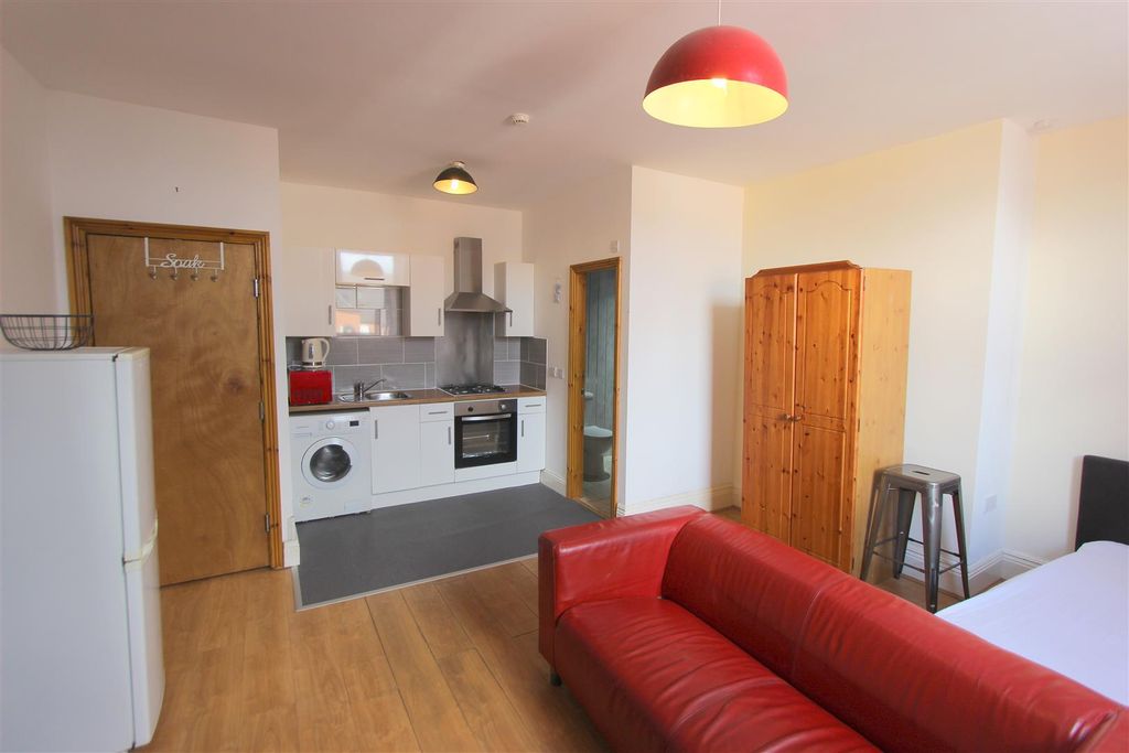 Property photo 2 of 6 Lounge/Bedroom/Kitchen