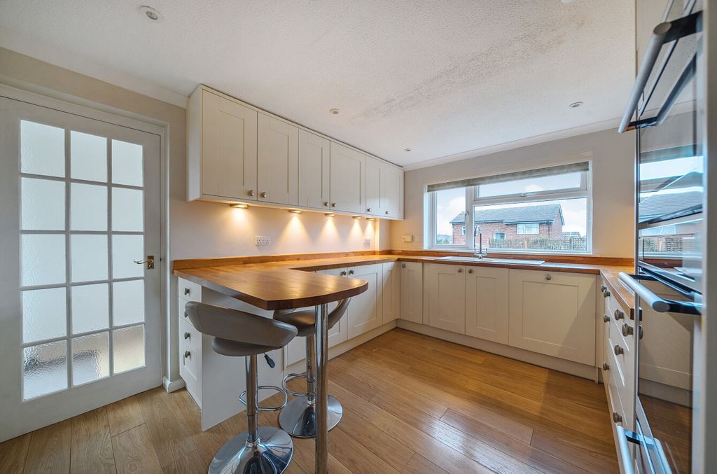 Property photo 3 of 18 1409549-11-698B08...