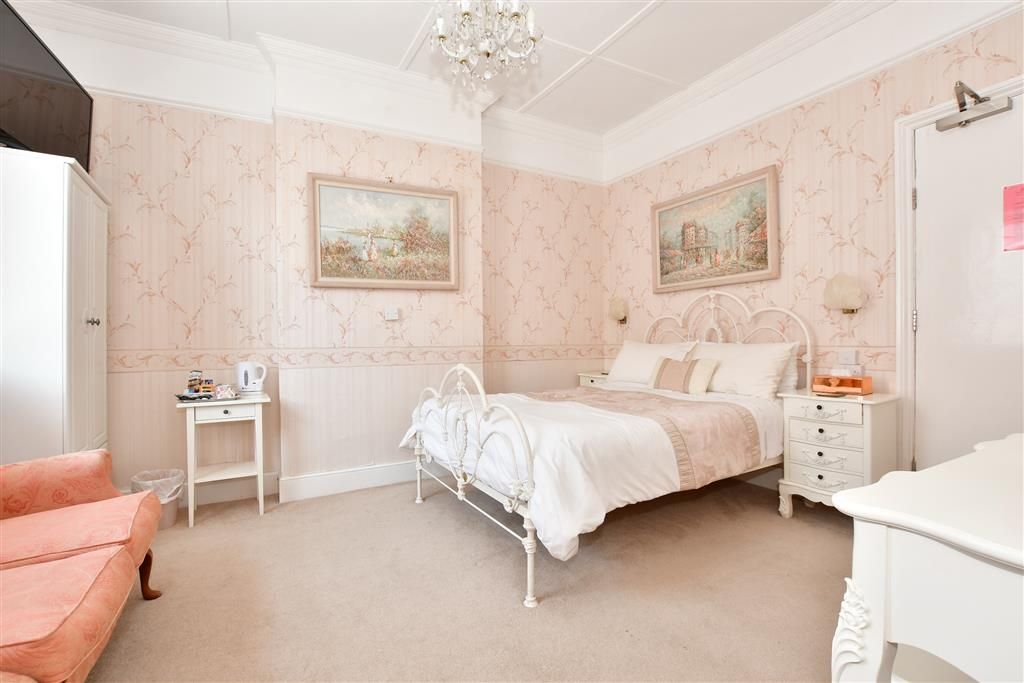 Property photo 1 of 16 Room 6