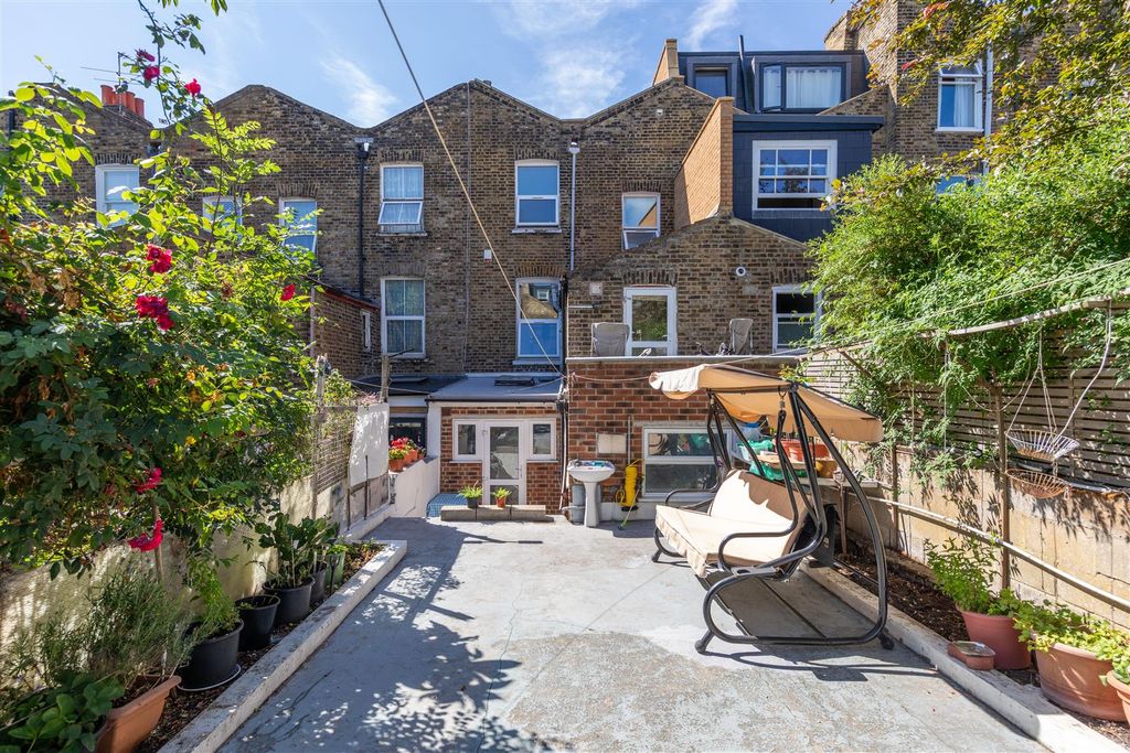 Property photo 2 of 22 Dunlace Road, E5