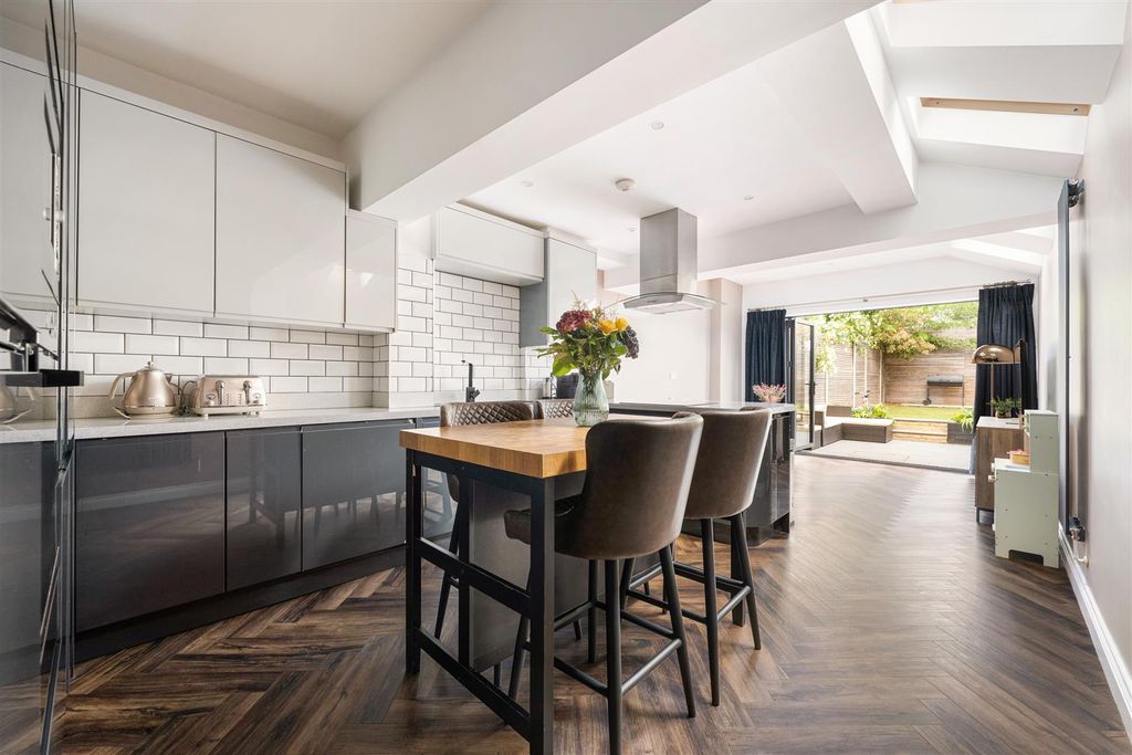 Property photo 2 of 36 Barclay Road, E17