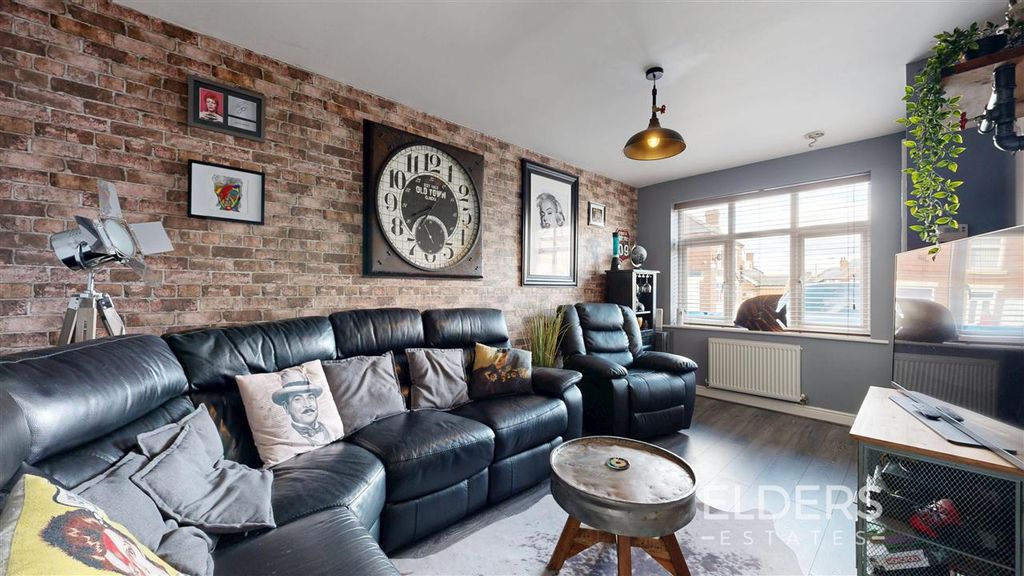 Property photo 3 of 16 Lounge