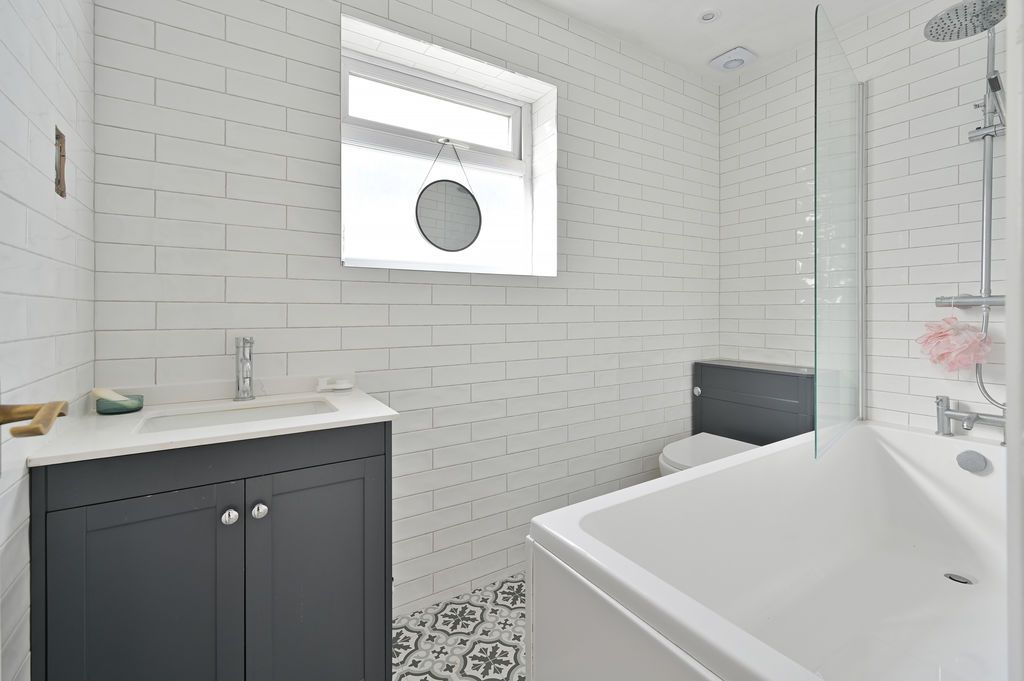 Property photo 2 of 11 Bathroom