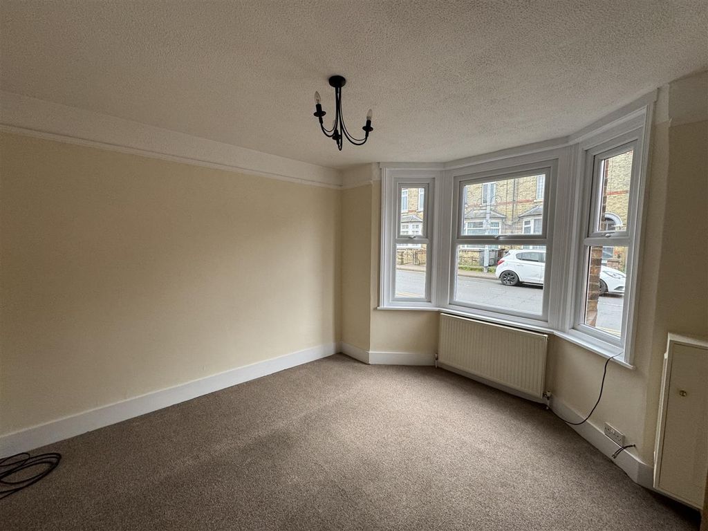 Property photo 2 of 6 Lounge