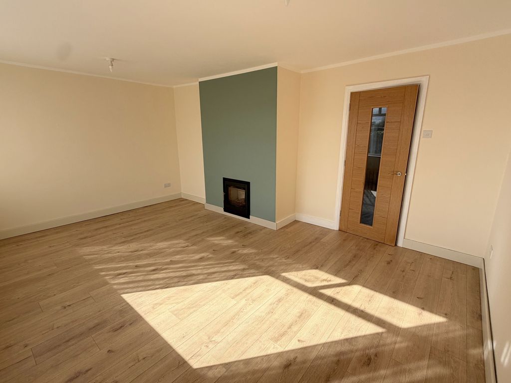 Property photo 3 of 16 Lounge2